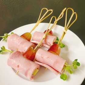 Tiec Finger Food Thit nguoi cuon rau cu