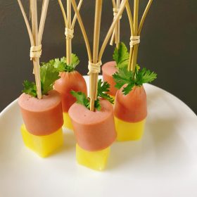 Tiec Finger Food Xien xuc xich khoai tay